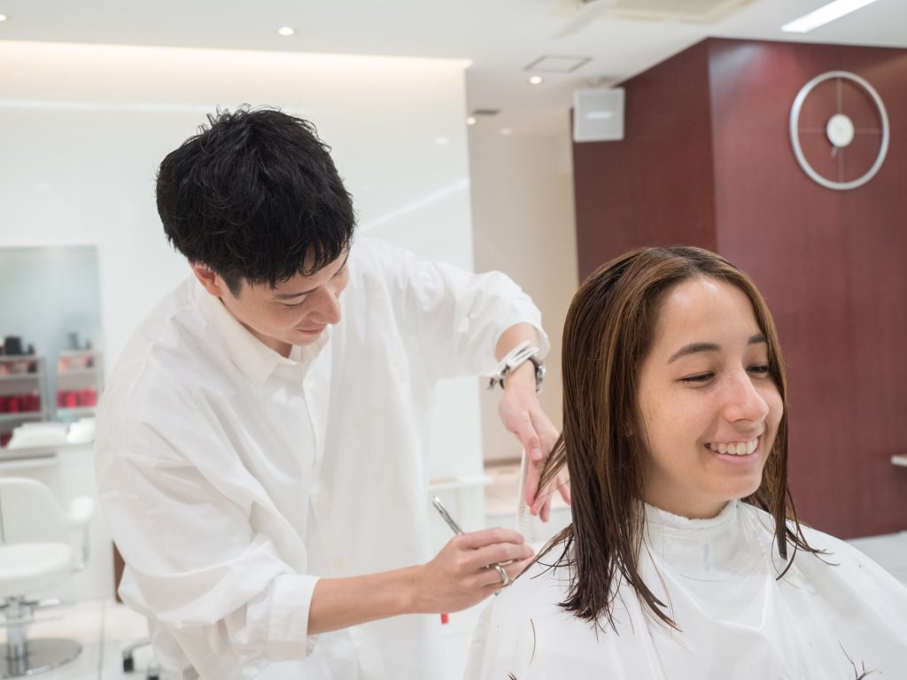 Salon paket Renjishi - Gambar 2 - Model sebelum layanan dengan rambut tipis flatnya