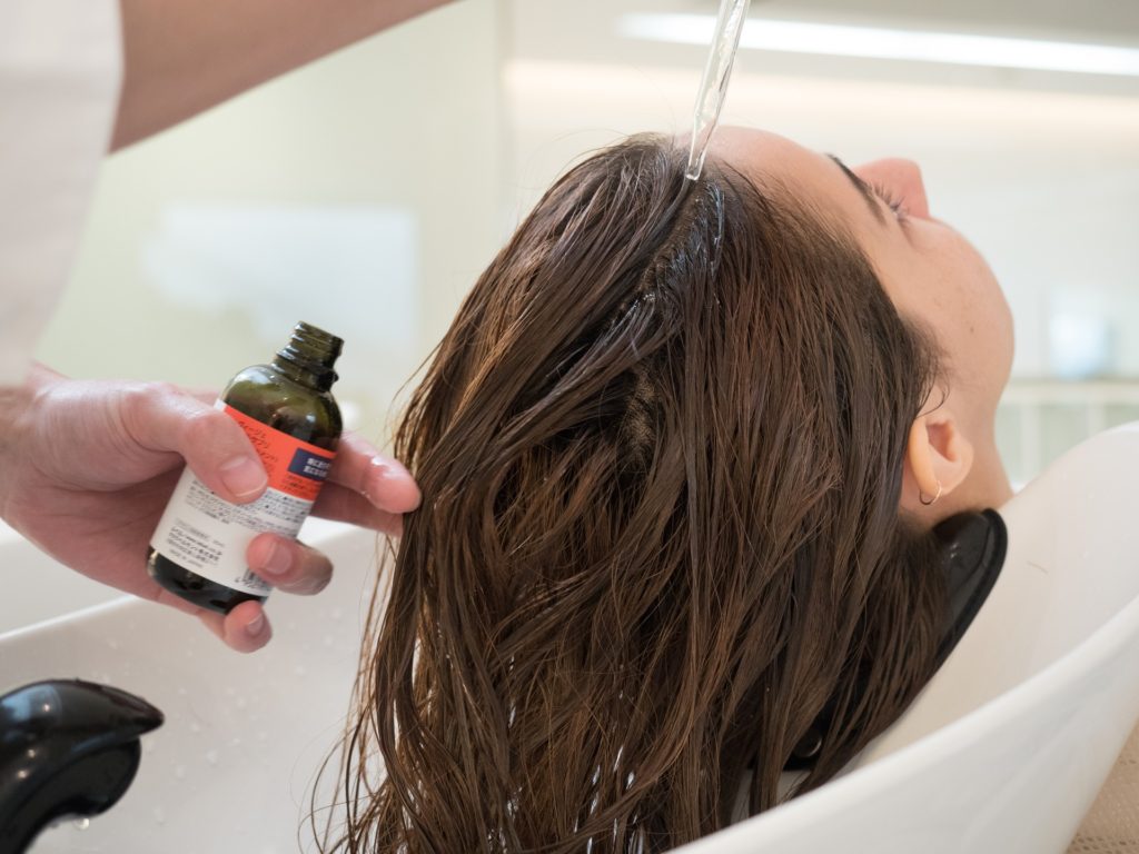 Salon gói Renjishi - Hình ảnh 3 - Volumize tóc mỏng với dầu điều trị tự nhiên