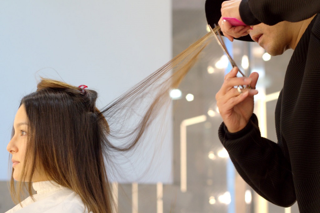 Salón paquete ANTI - Imagen 3 - corte de pelo por el director del estilista IKE