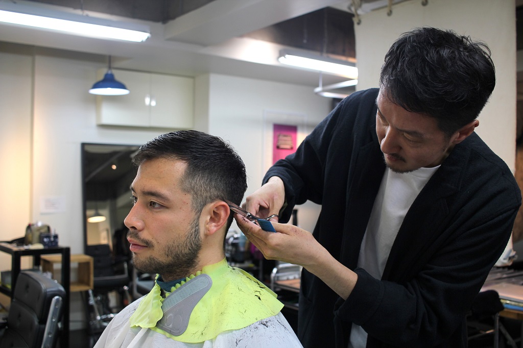 Salon Paket The Pond Rambut - Gambar 2 - Pria potongan rambut dengan keterampilan gunting luar biasa
