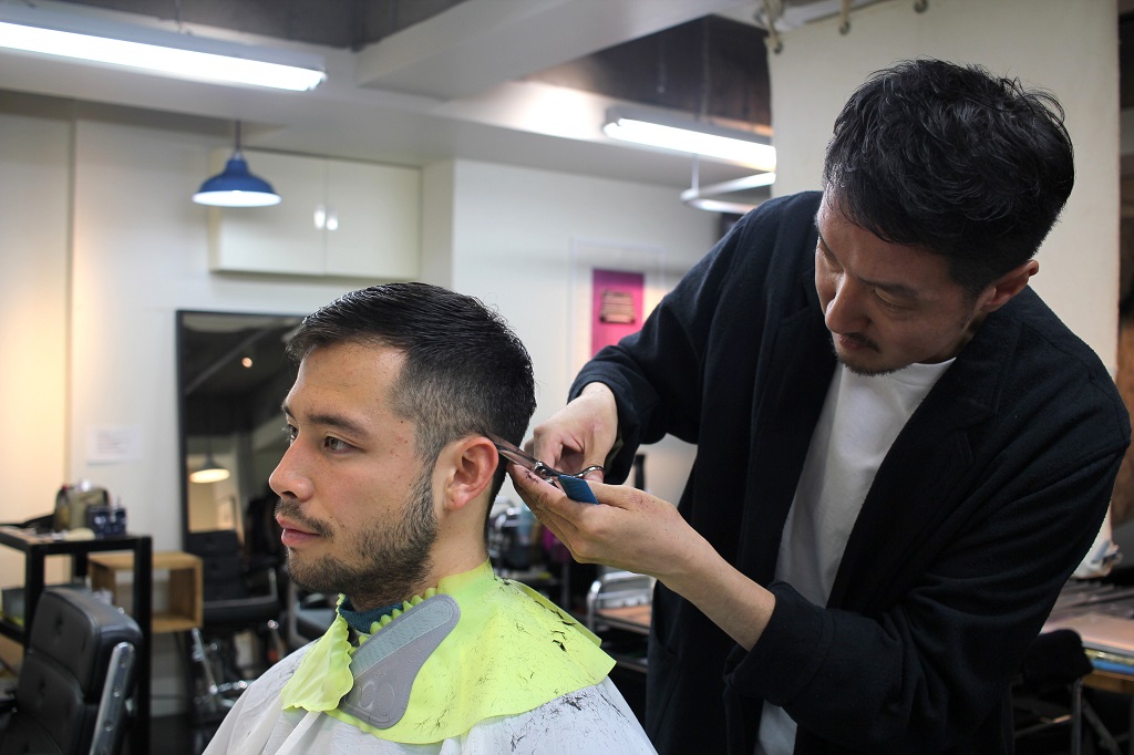 Salón de paquete El Estanque de pelo - Imagen 2 - hombre corte de pelo con unas tijeras de habilidades sobresalientes