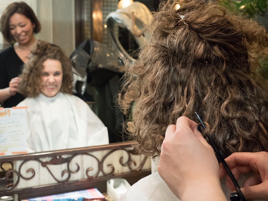 Salón paquete Nepenji - Imagen 2 - hombre corte de pelo con unas tijeras de habilidades sobresalientes