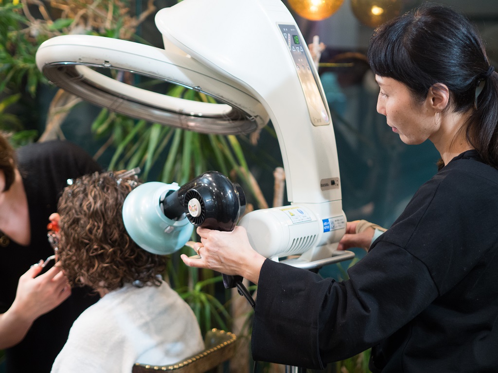 Salon Nepenji package - Picture 4 - drying curly hair using special hair diffusers to help the curls keep their shape.