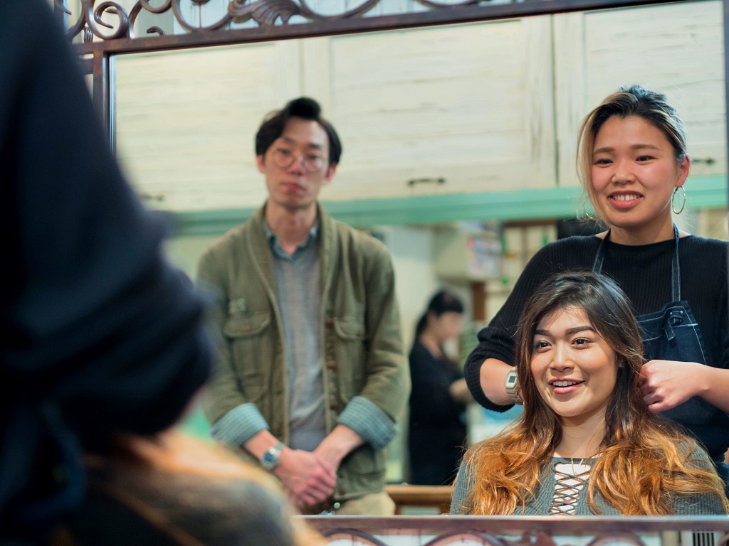 Salon paket Nepenji - Gambar 6 - Model ingin menyenangkan dan potongan rambut yang indah dan warna rambut baru