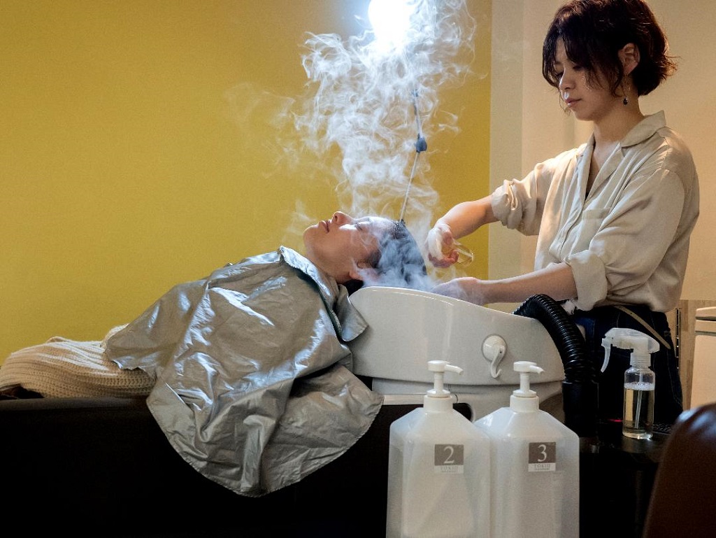 Salon Apish Cherie package - Picture 4 - applying the Tokio Inkarami hair repair treatment and hair steaming