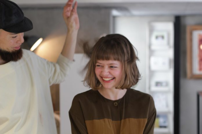 La cabeza del balneario y la calidad del corte de pelo por Creative Tokio estilista