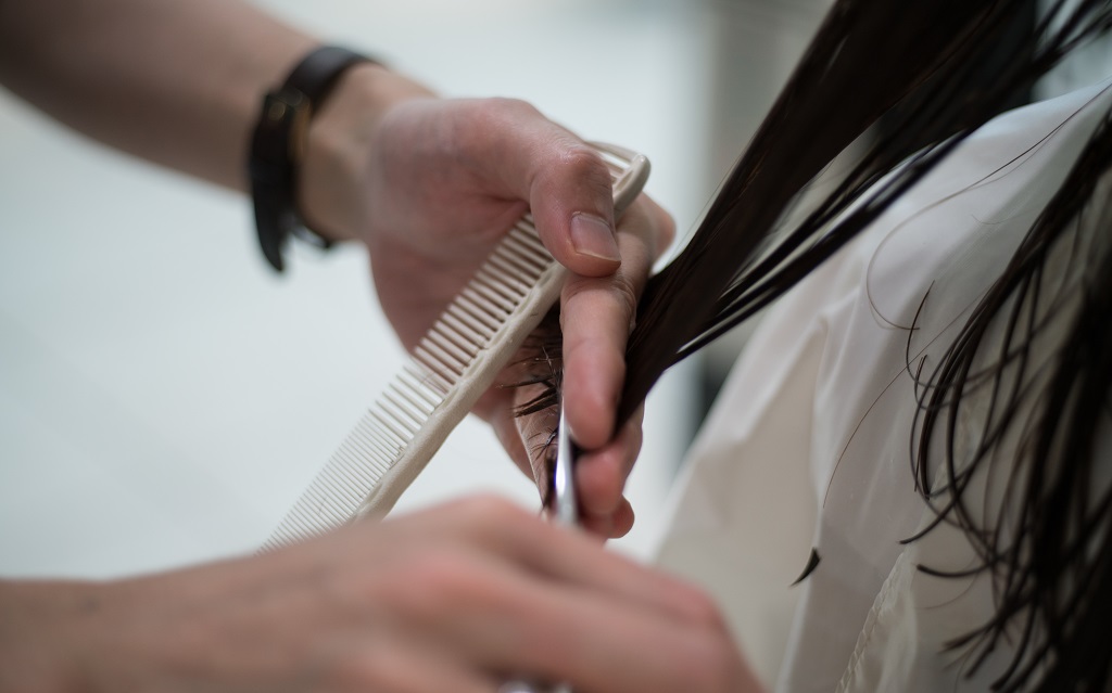 Salón paquete Renjishi 2- Imagen 2 - Recortar las puntas abiertas y el cabello dañado