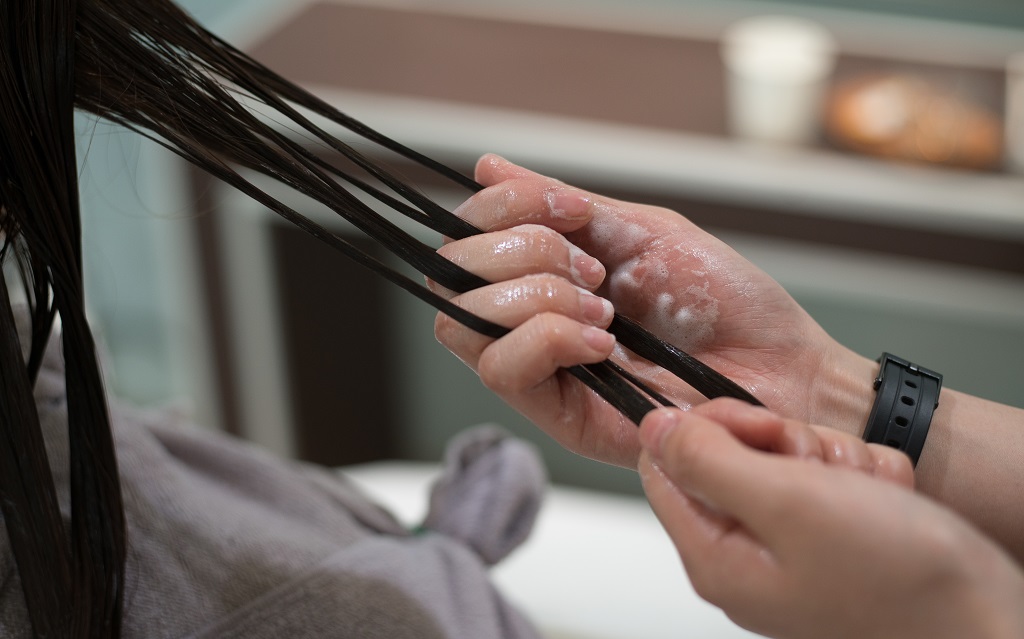 Salón paquete Renjishi 2- Imagen 6 - Aplicando el tratamiento del cabello japonesa de 4 pasos