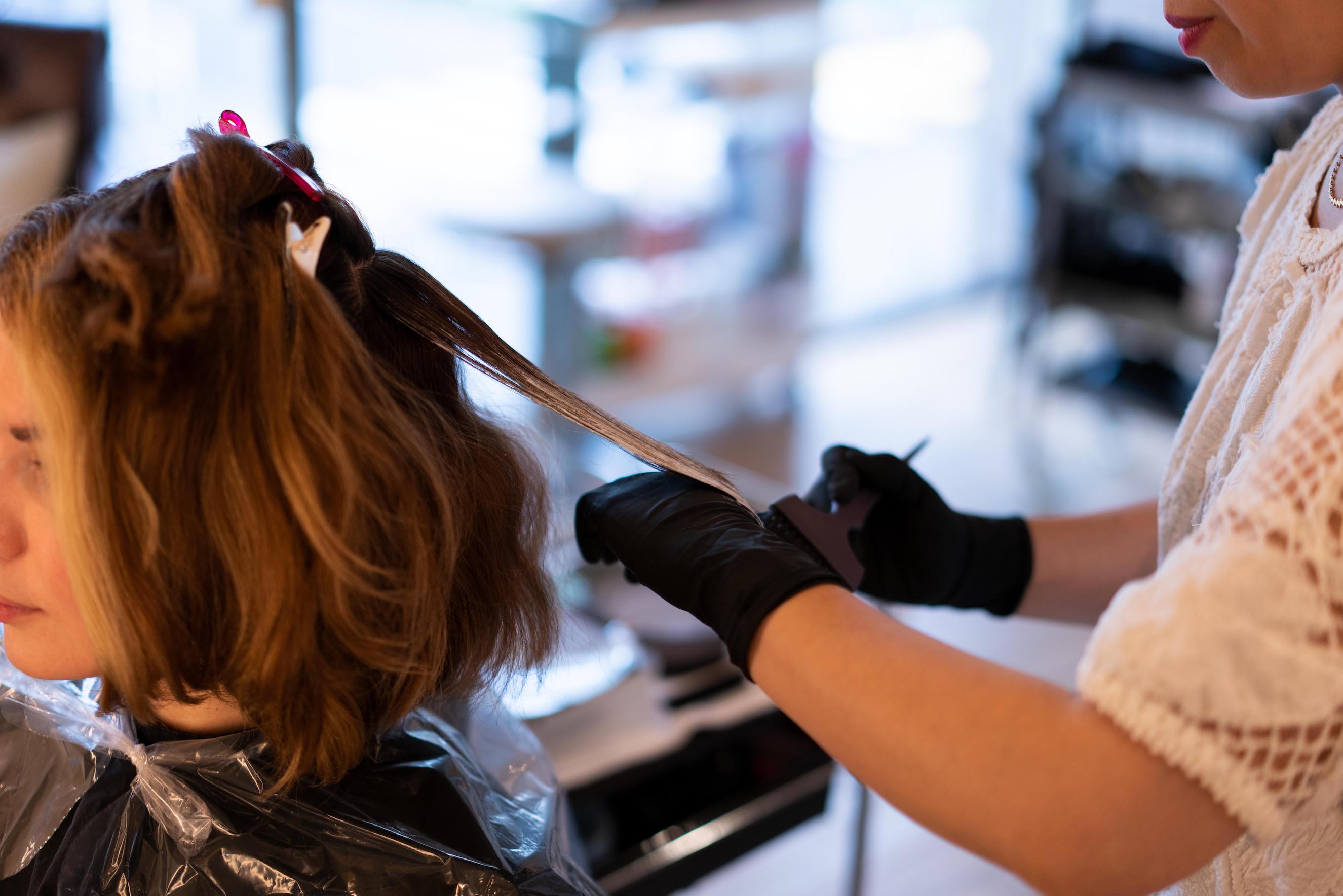  Phiên màu tóc bắt đầu với Ami áp dụng các chất tẩy trắng với màu tự do phương pháp Balayage, kỹ thuật làm nổi bật xu hướng nhất thời điểm hiện tại. Balayage được thực hiện trên các phần thấp hơn để làm sáng tóc mô hình của chúng tôi mà không đi lạc vào lãnh thổ stripy nổi bật. Ami sau đó kết hợp các kỹ thuật với một kỹ thuật làm nổi bật được gọi là Foilyage cẩn thận và có phương pháp quấn phần tóc Balayage sơn vào lá để khuếch đại sáng tóc. Foliyage cho Daira một cái đầu đẹp một cách tự nhiên điểm nổi bật trong khi nhận được lift hơn ra khỏi đầu, một cái gì đó mà không thể được thực hiện với chỉ đơn giản Balayage. 